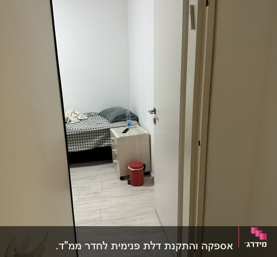 דלת לבנה פתוחה עם ידית כסופה
